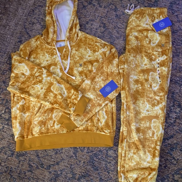 NWT HURLEY Velour Sweatshirt and Joggers Small Medium - Picture 2 of 11